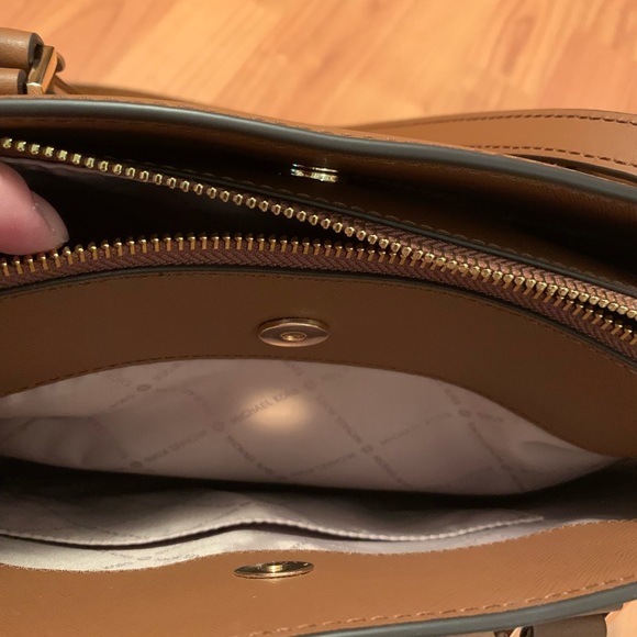 New Michael Kors Purse - Picture 6 of 8